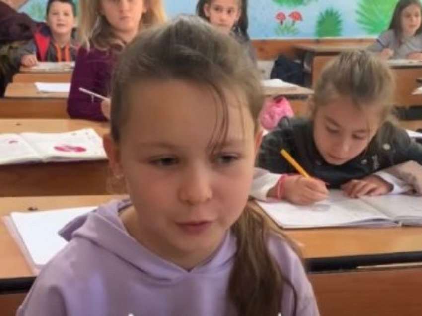Ikën nga lufta, vajzat ukrainase mësojnë shqip 