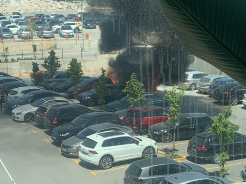 Përfshihen nga zjarri disa vetura në Prishtinë