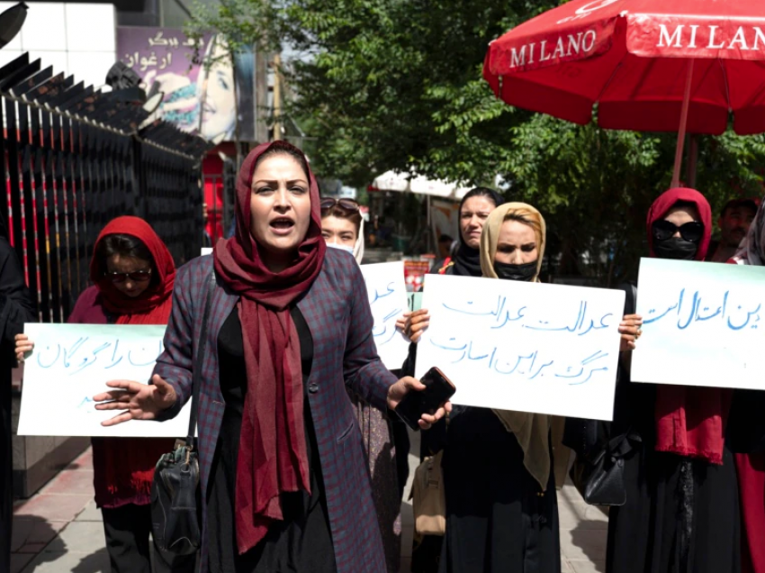 Gratë afgane protestojnë kundër dekretit të ri për mbulesë në publik