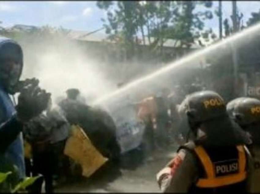 Policia në Indonezi përdor ujë me presion, gaz lotsjellës ndaj protestuesve të reformës së territorit