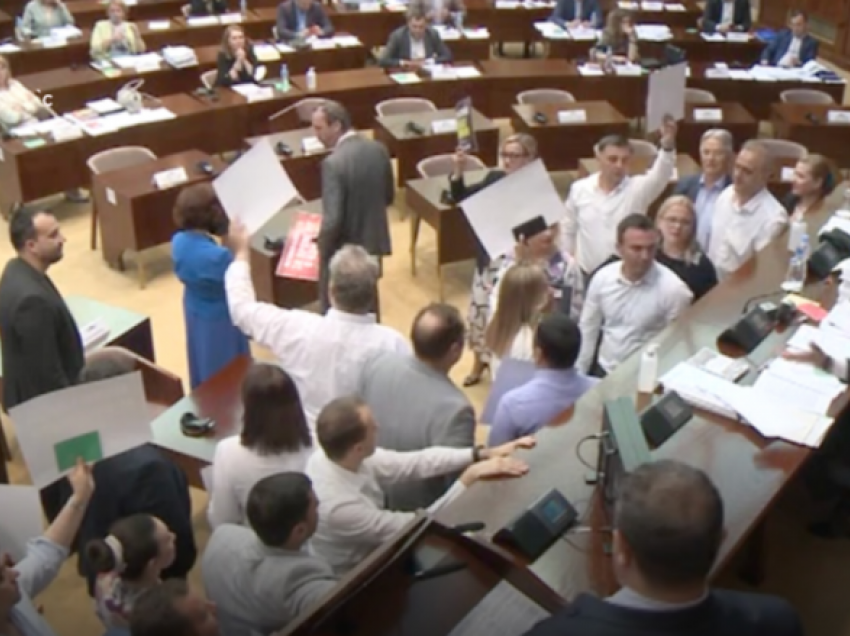 “Ulu në vend nëse nuk je për rrahje”/ Xhaferi i bërtet Micevskit, kaos në Kuvendin e Maqedonisë 