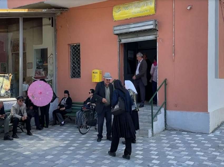 Në radhë për pensionin/ Dyndje në Lezhë, zyrat e postave kanë qenë pushim
