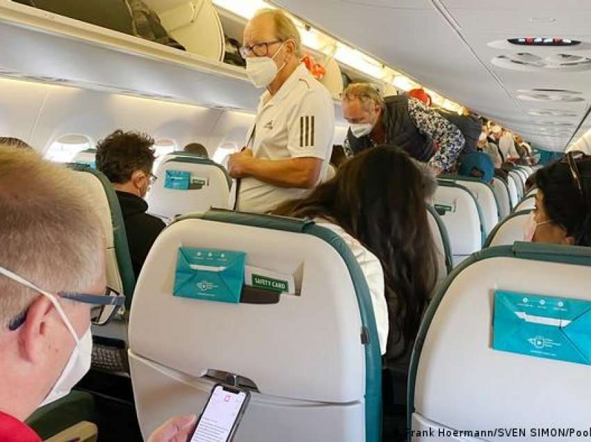 Autoritetet e BE-së zbusin rekomandimin për mbajtjen e maskës në avion