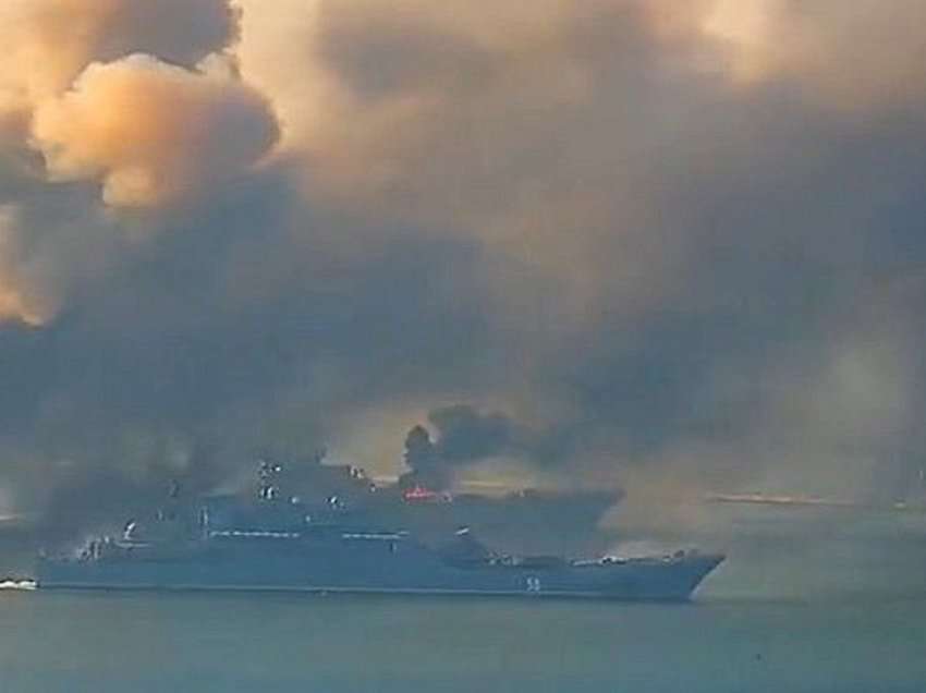 Ushtria e Ukrainës thotë se i ka vënë flakën anijes së marinës ruse