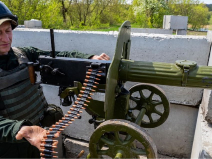 I “shpërfillur” nga ushtria ruse, pse ukrainasit po përdorin ende mitralozin 100 vjeçar