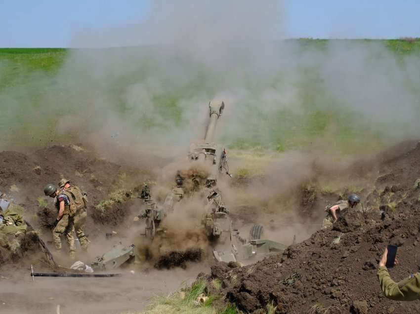 Publikohen fotografitë që tmerrojnë Rusinë/ Ukrainës i mbërrijnë topat amerikanë M777 – “Zjarr”