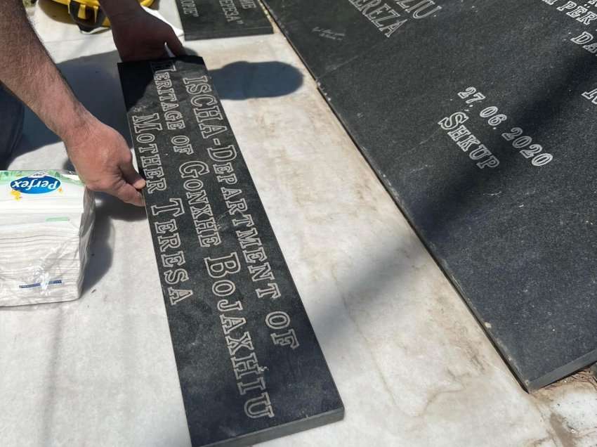 Akt barbar ndaj gjuhës shqipe në kompleksin memorial të Nënë Terezë