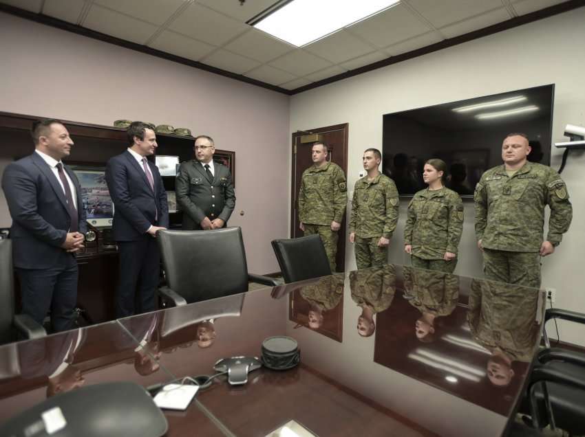 Kryeministri Kurti viziton ushtarët e FSK-së që po zhvillojnë trajnime në Iowa