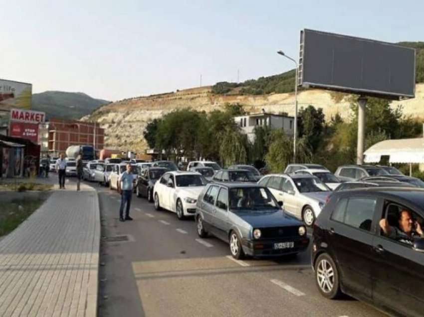 Pas Shqipërisë, qytetarët e Kosovës ia mësyjnë edhe Maqedonisë, kolona të gjata në kufi