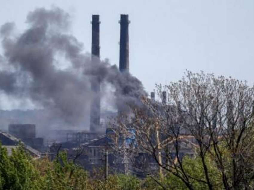 Fabrika e çelikut Mariupol nën zjarre të forta 