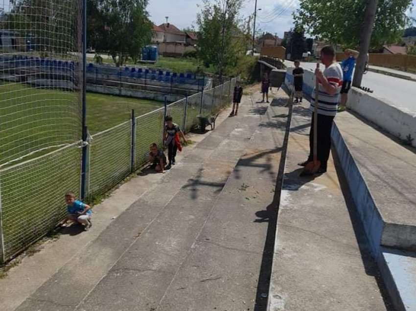 Fëmijët pastrojnë tribunat e stadiumit të skuadrës shqiptare, KF Tërnoci