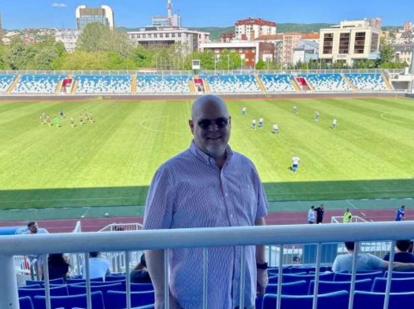 Ambasadori amerikan shkon në “Fadil Vokrri” për ndeshjen Prishtina – Drita
