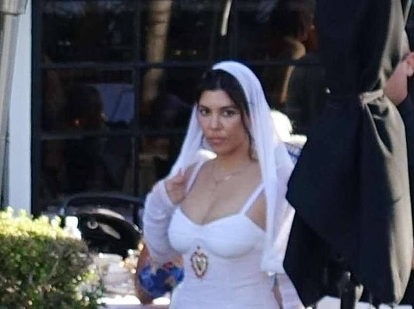 Martohet motra e madhe e familjes Kardashian – Kourtney dhe Travis Barker kurorëzohen në Santa Barbara