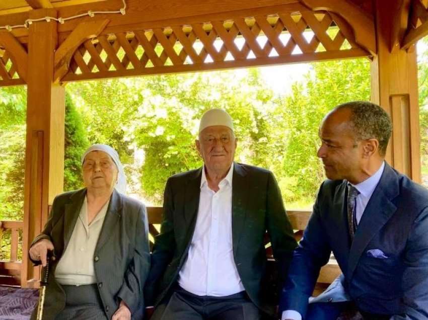 Avokati amerikan viziton prindërit e Thaçit në Brojë