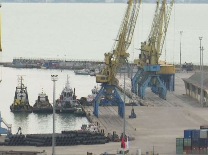 Polumbarët e RENEA-s kontrollojnë anijen në Durrës ku u zbulua 59 kg kokainë