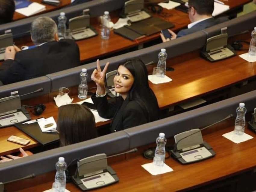 Krasniqi: Ministri Murati dhe deputetja Kurti të kërkojnë falje për sjelljen arrogante