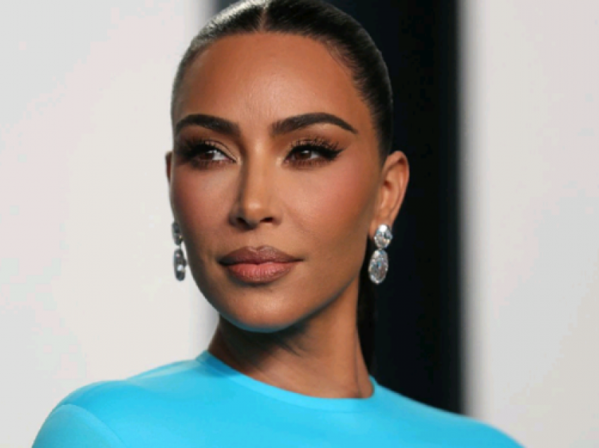 Kim Kardashian habit me daljen e saj në publik
