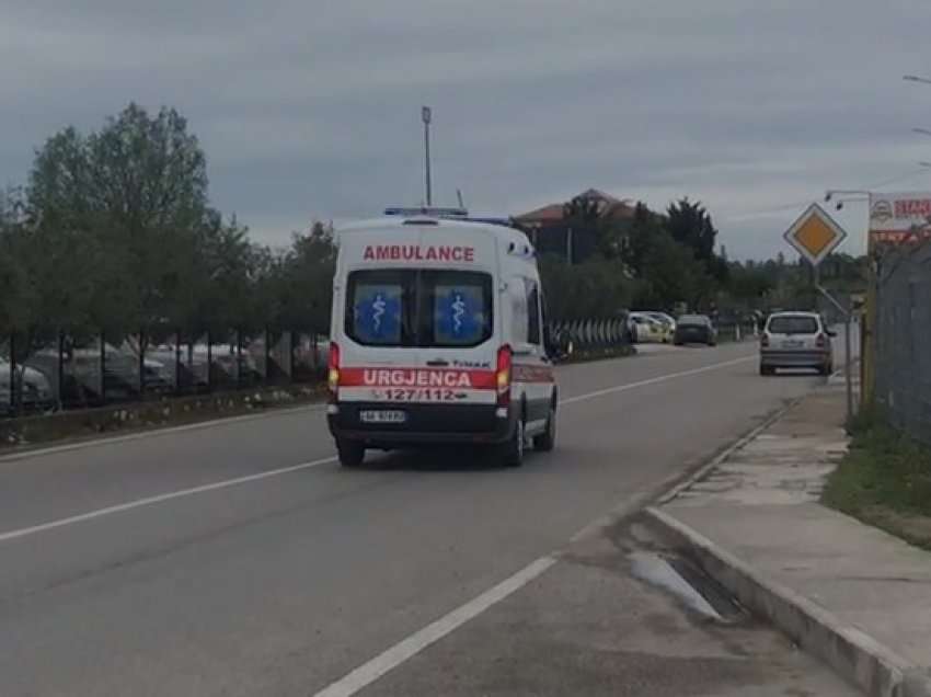 Përplasen dy makina në Tiranë/ Aksidentohet këmbësorja që po kalonte rrugën