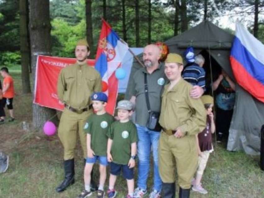 ​Skandaloze: Organizatat serbe dhe ruse organizojnë kampe dhe aktivitete luftarake për fëmijët në Krushevc