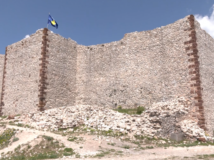  Shembën muret anësore të kalasë që u restauruan në vitin 2017