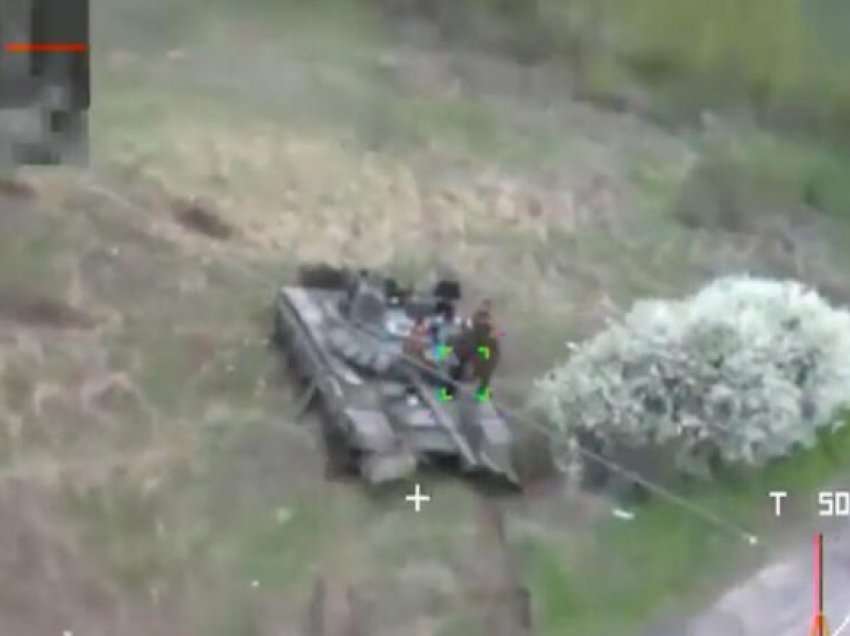 Ushtria ukrainase publikon pamjet e sulmit me dronin kamikaz, hedhin në erë tankun rus
