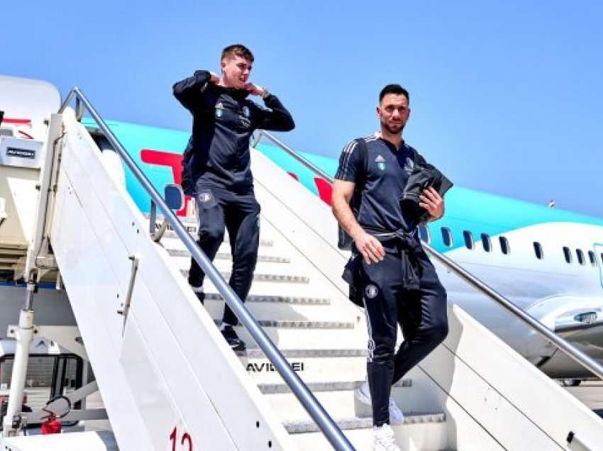 Aeroplani i Feyenoordit mbërrin në Tiranë