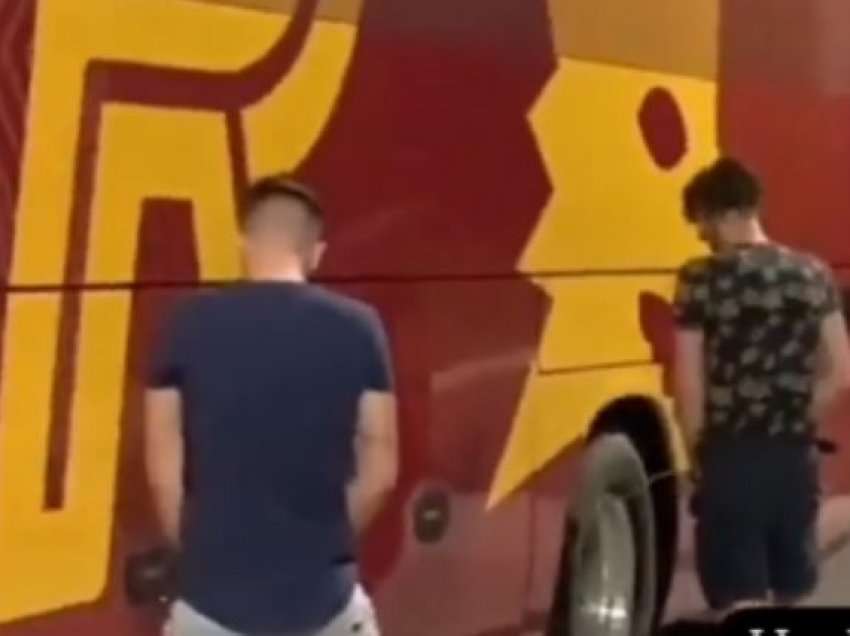 Nis “lufta” mes tifozerive në Tiranë, ata të Feyenoord-it urinojnë në autobusin e Romës