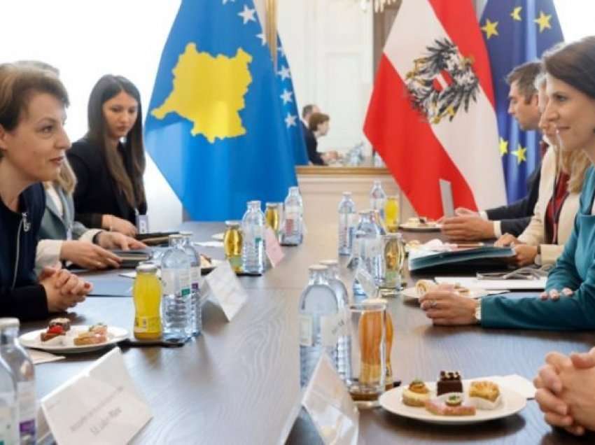 Ministrja austriake për Evropë: Është koha që Kosovës përfundimisht t’i hiqen vizat