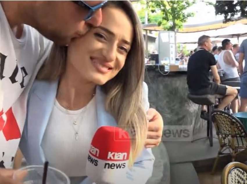 Moment simpatik: Tifozi holandez puth gazetaren shqiptare që po bëhej gati për raportim
