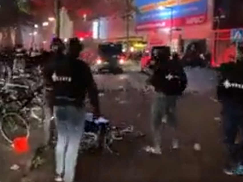 Tifozët e Feyenoordit nuk e pranojnë humbjen, nisin përleshjen me policinë