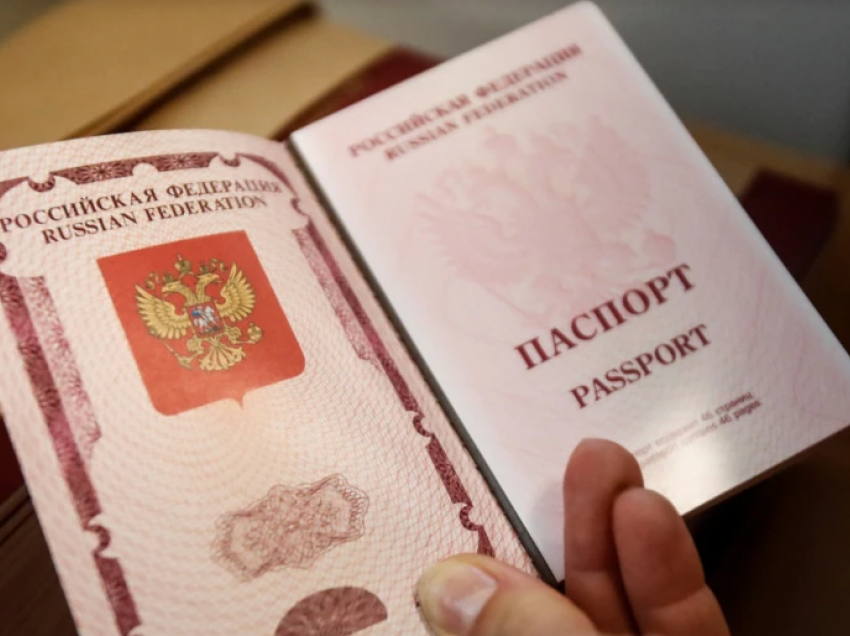 Rusia u mundëson shtetësinë banorëve të territoreve të pushtuara ukrainase
