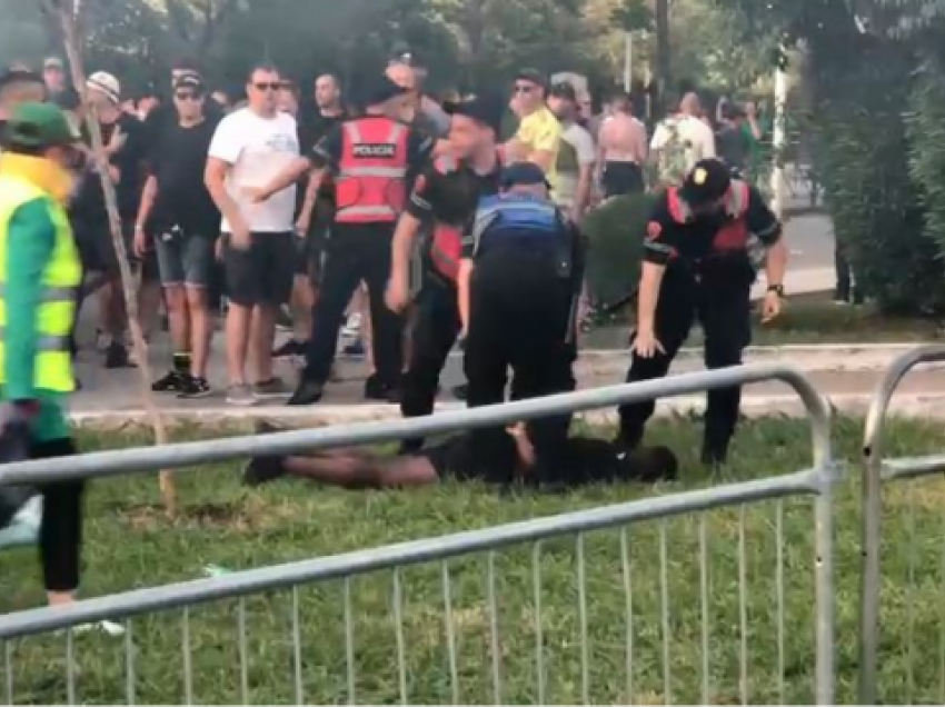 Tifozi i Feyenoord me kokën e qepur pas përplasjes me policinë