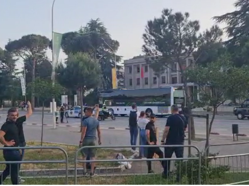 Mbërrin autobusi me lojtarët holandezë, në stadiumin ‘Air Albania’