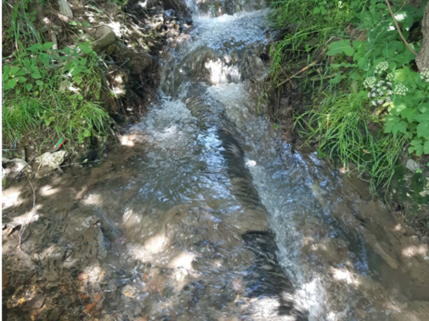 Në fshatin Bajqinë të Podujevës, kanalizimi derdhet në lumë