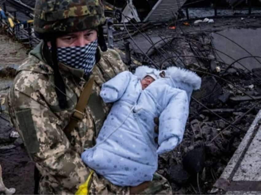 E rëndë: Rusët bombardojnë Kharkivin, foshnja 5-muajshe vdes në duart e babait