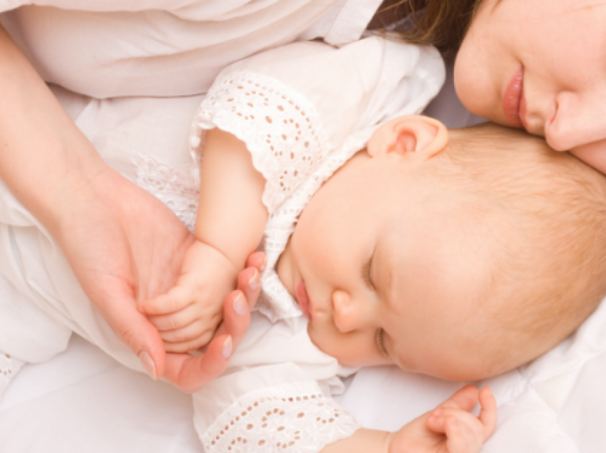 Gjashtë këshilla të trajnerit për vënie në gjumë të bebit