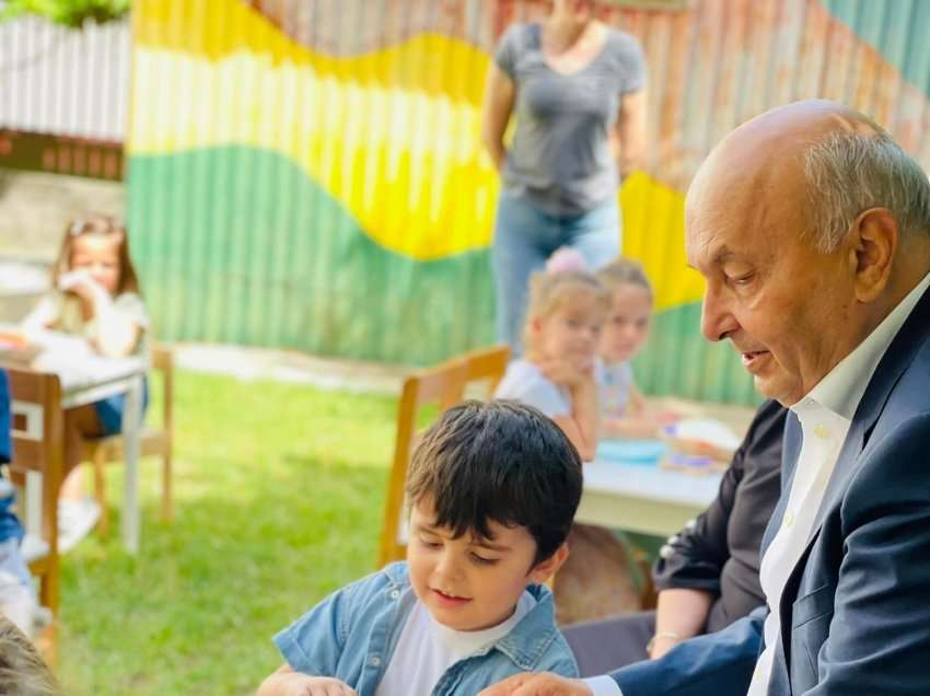 Një gjysh si Isa Mustafa/ Ish kryeministri zhvillon një aktivitet të veçantë në kopshtin e nipit të tij