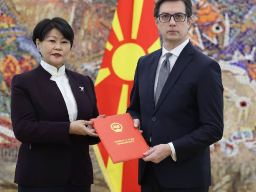 Pendarovski i pranoi letrat kredenciale të ambasadorëve të rinj të Mongolisë dhe të Ganës