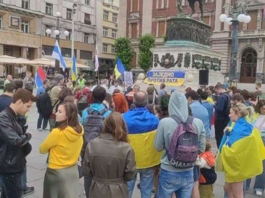 Mbahet në Beograd protesta kundër luftës në Ukrainë, kërkohet nga Rusia që t’i largojë mbi 4 mijë spiunët nga Serbia