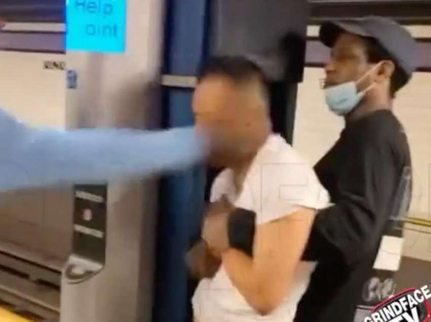 Videoja tregon burrat që mbajnë dhe rrahin një burrë aziatik në stacionin e metrosë në NYC