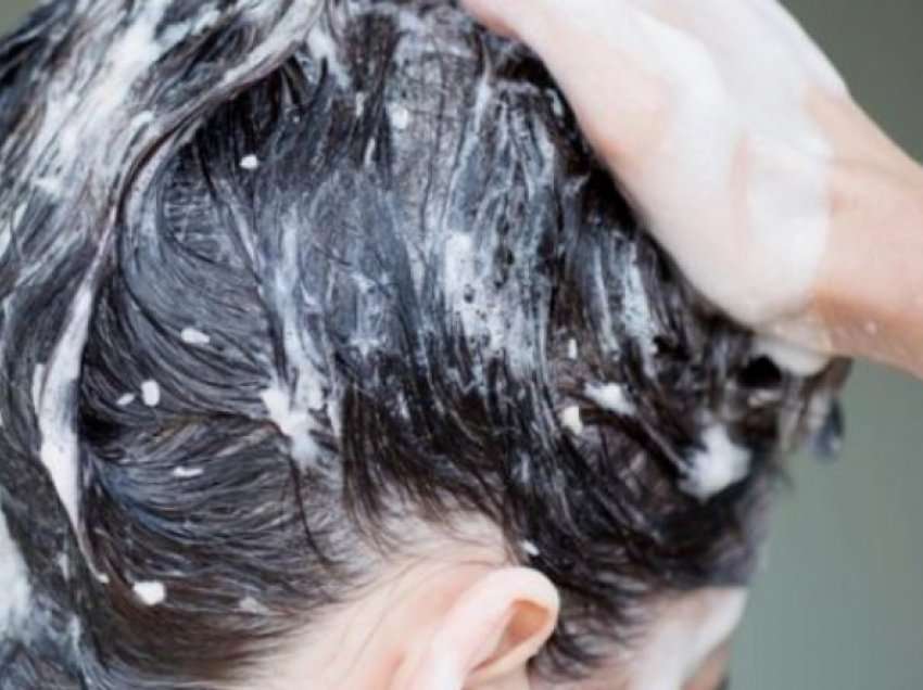 Jini të kujdesshëm, nëse shampo përmban këtë përbërës mos bëni gabim që ta bleni