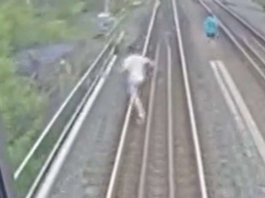 Momenti tmerrues – treni goditi për pak nxënësit që po vraponin në shina