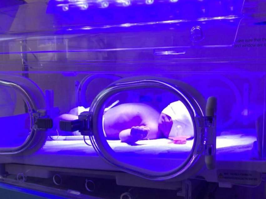 Qytetari thotë se në QKUK vajza e tij e sapolindur u la në inkubator pa ngrohje për 2 orë, fajëson stafin