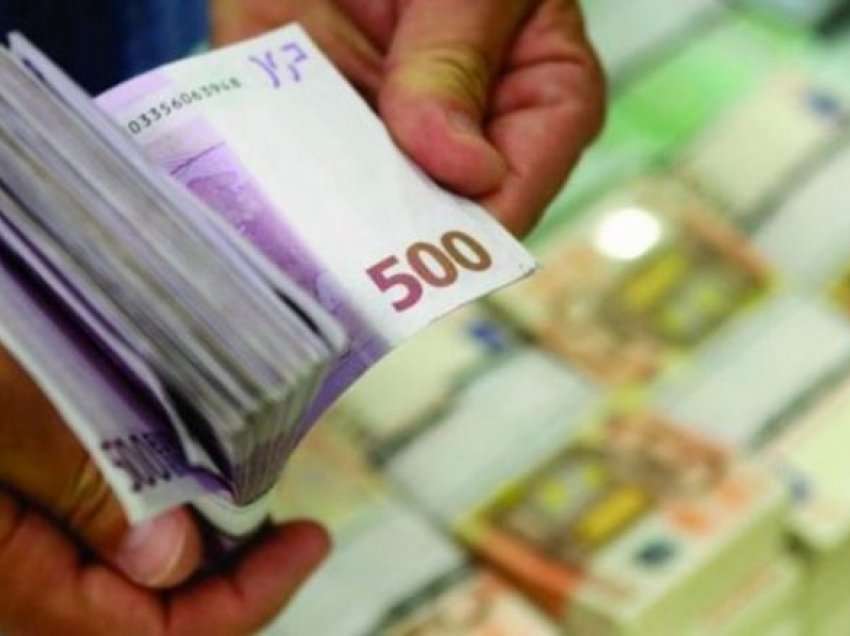 Gruaja i kishte fshehur 13 mijë euro në oxhak, burri ua vë flakën