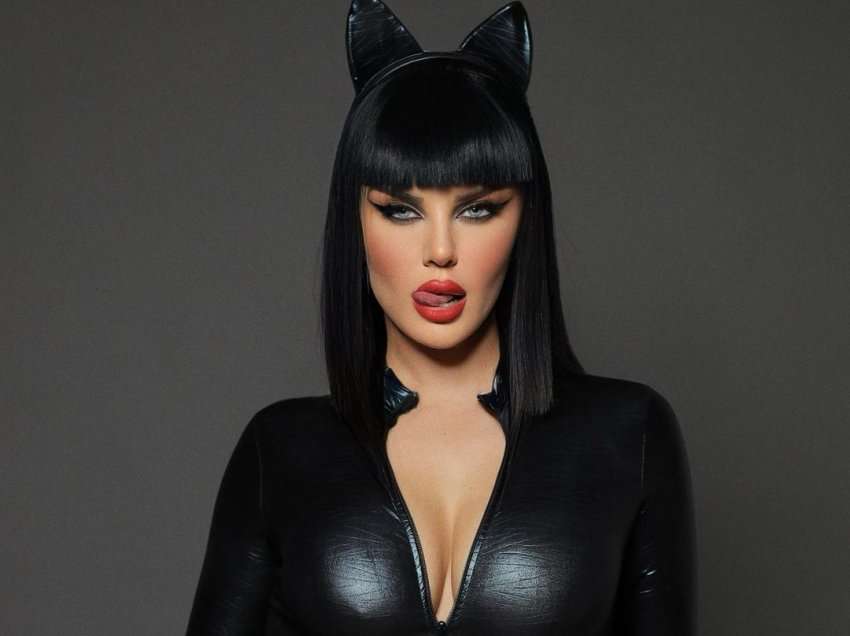 Kejvina nuk ndal pozat “hot”, tani shfaqet si një ‘Catwoman’ atraktive