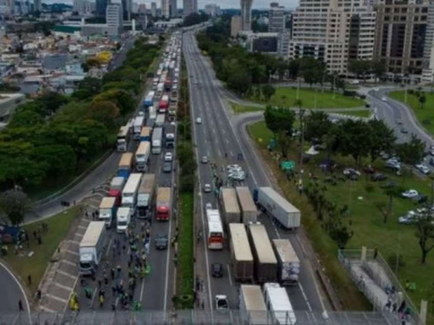 Kaos në Brazil/ Qytetarët ngrenë qindra postblloqe, presidenti del me thirrjen e fortë