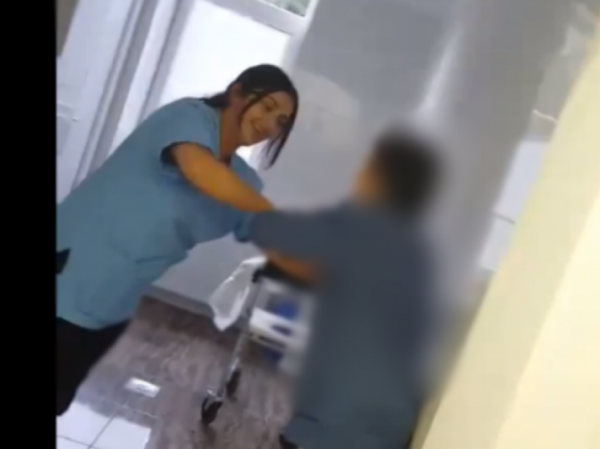 Flet babai i ish-infermieres që rrahu të moshuarën, tregon për gjendjen e saj