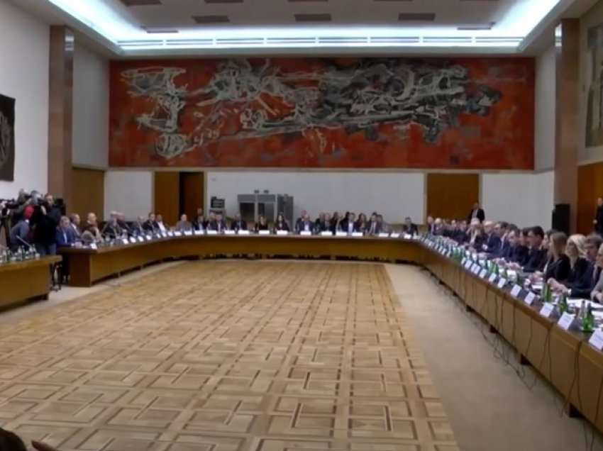 Pamje nga mbledhja e Qeverisë së Serbisë ku diskutohet për Kosovën
