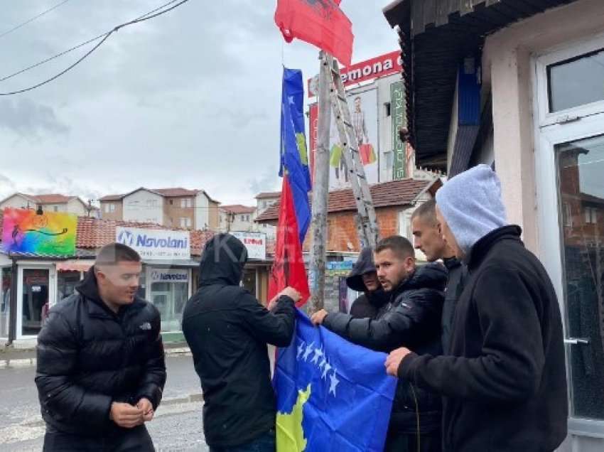 Vendosen flamujt kombëtar dhe ai i Kosovës në Mitrovicë 