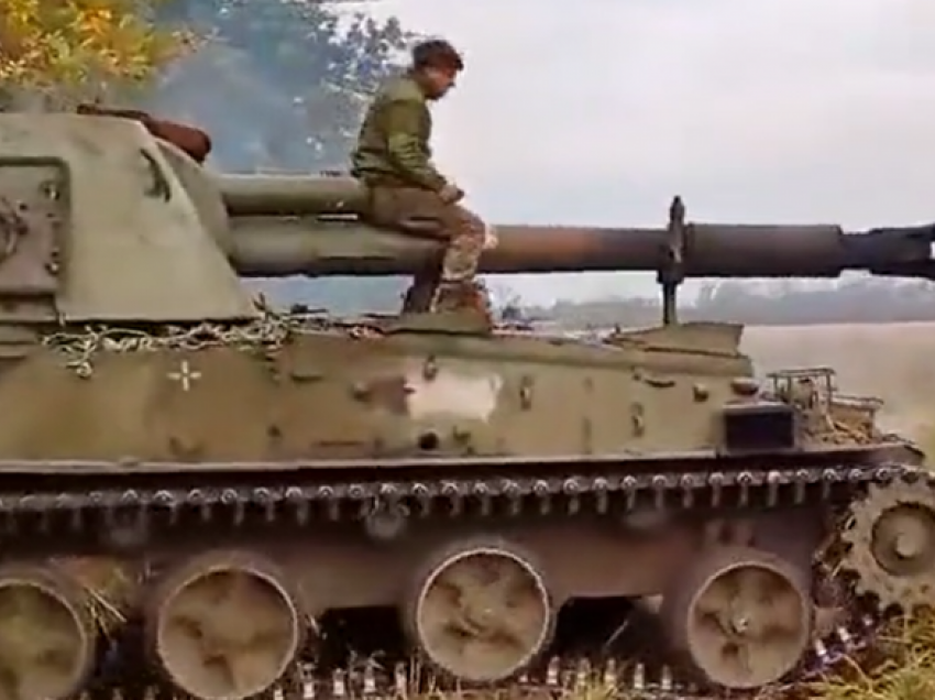 Forcat ukrainase vazhdojnë t’i konfiskojnë Z-të ruse – nxorën tankun rus të fshehur në pyll